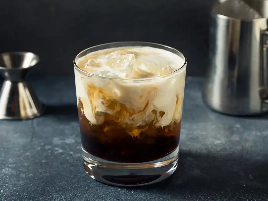 Esta tendencia también se hizo visible en la más reciente edición de BAFWEEK, donde la reconocida bartender Mona Gallosi presentó una propuesta de cócteles y mocktails en los que el café ocupa el rol central dentro de la preparación.