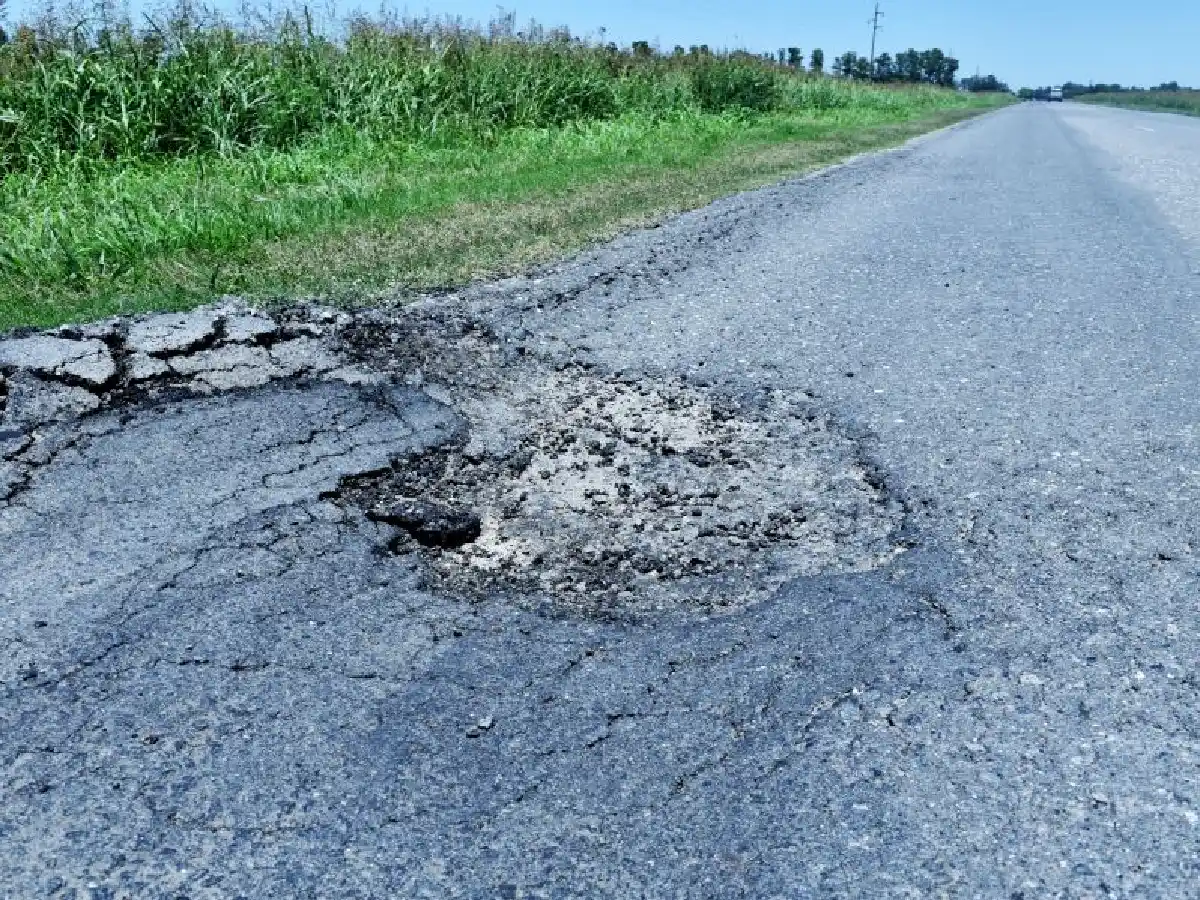Tras el vuelco de un camión, está cortada media calzada de la ruta nacional 158
