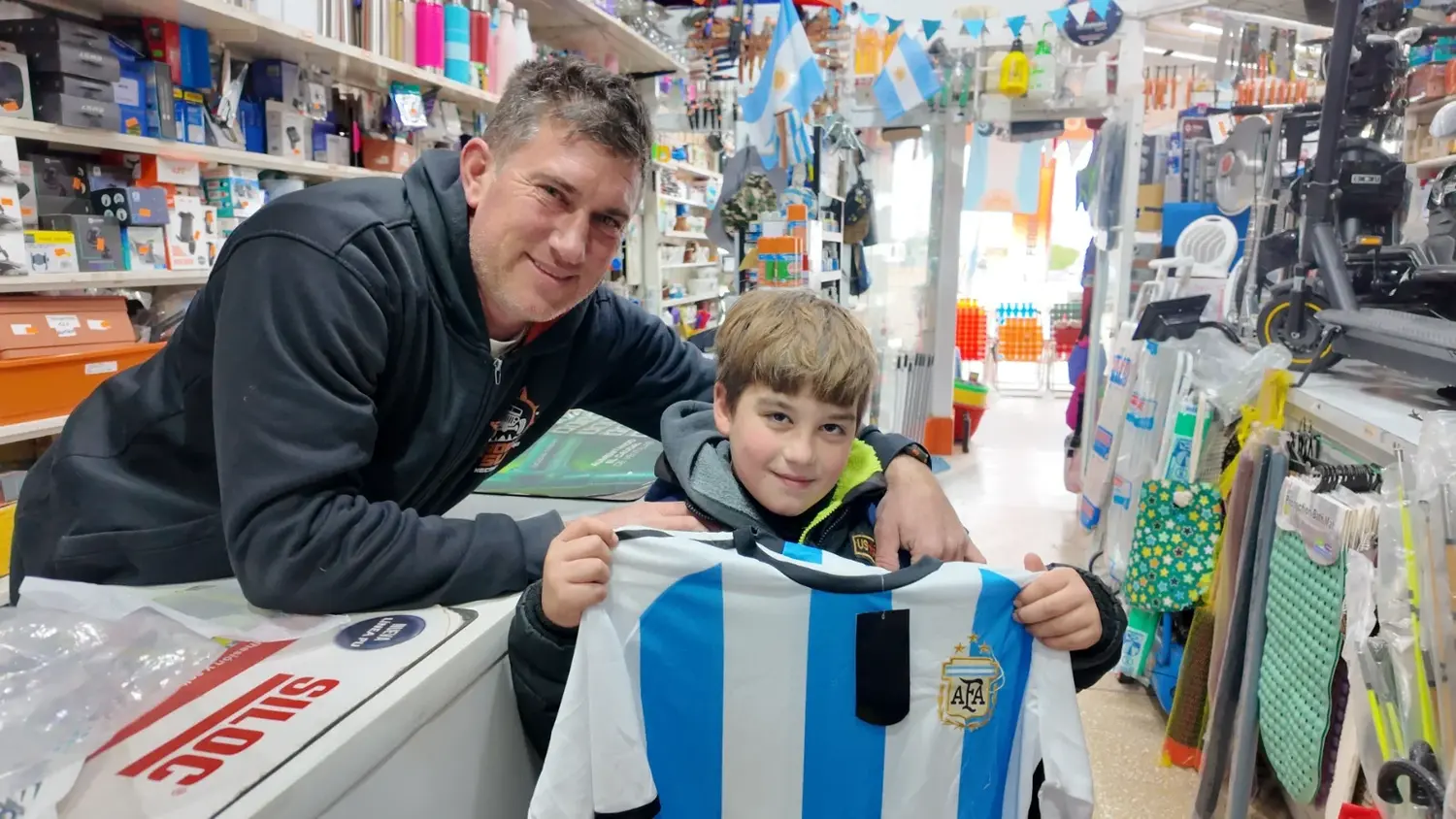 Bailando por una camiseta: la original propuesta de una ferretería de Necochea en cada partido de la Selección