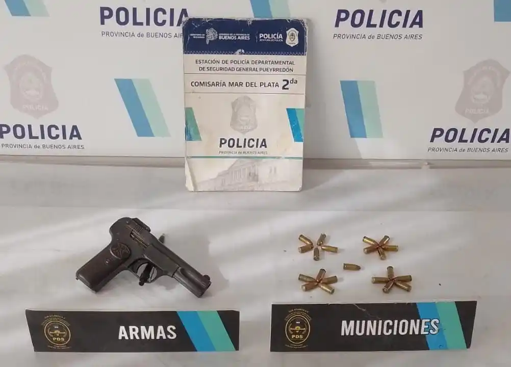 La víctima observó por las cámaras que el agresor tenía un arma de fuego.