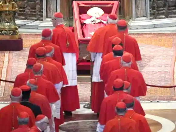 El homenaje póstumo de los cardenales al Papa