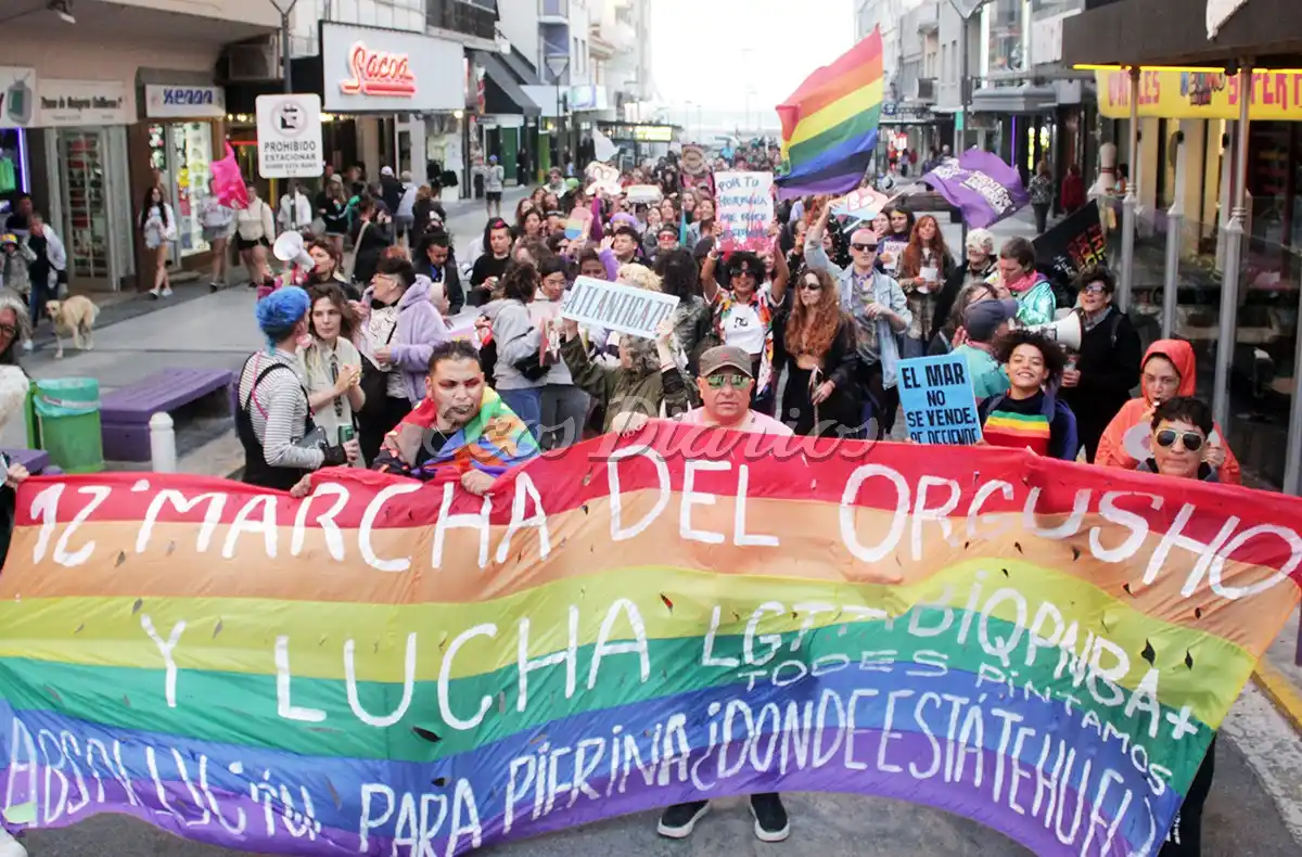 Con la bandera al frente. La columna de manifestantes por la calle 83