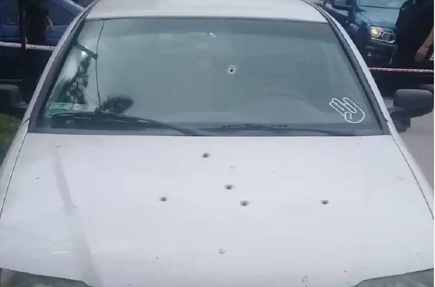 Se salvó de milagro: le dispararon seis veces mientras circulaba en su auto