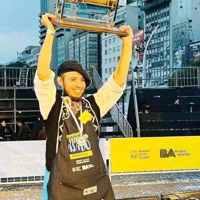 Germán Caballero, el formoseño campeón 
federal del asado, presentó su línea gastronómica