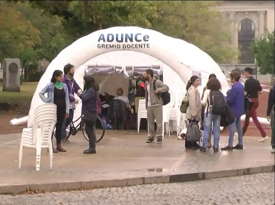 Los docentes universitarios  iniciaron un paro en reclamo  de aumento en sus salarios