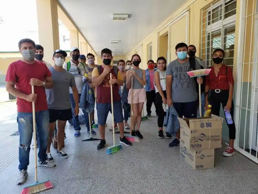 Militantes acondicionaron casi 200 escuelas en capital para el comienzo de las clases