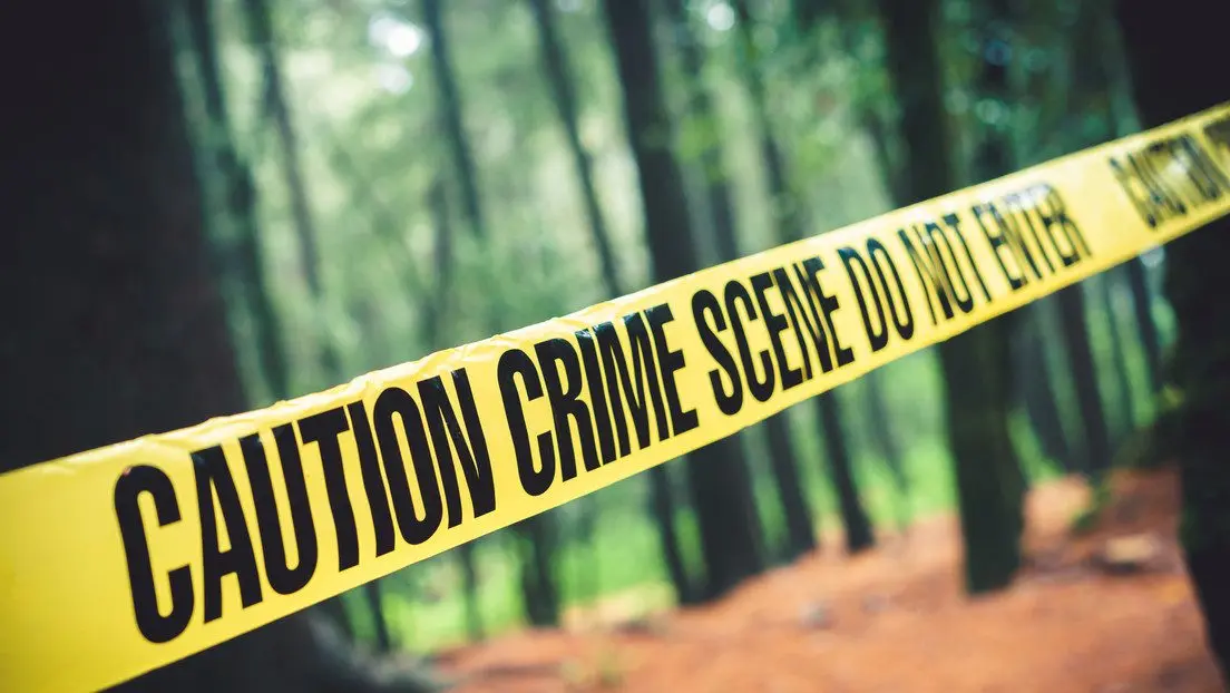 Con un cartel que decía: “Violador de niños”, encuentran cadáver en Colombia