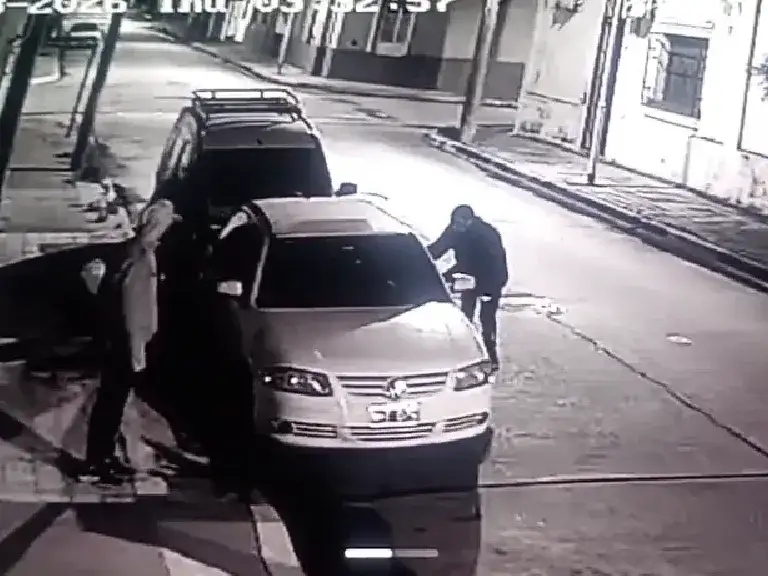 Intento de robo de auto estacionado en calle Miguel Porta