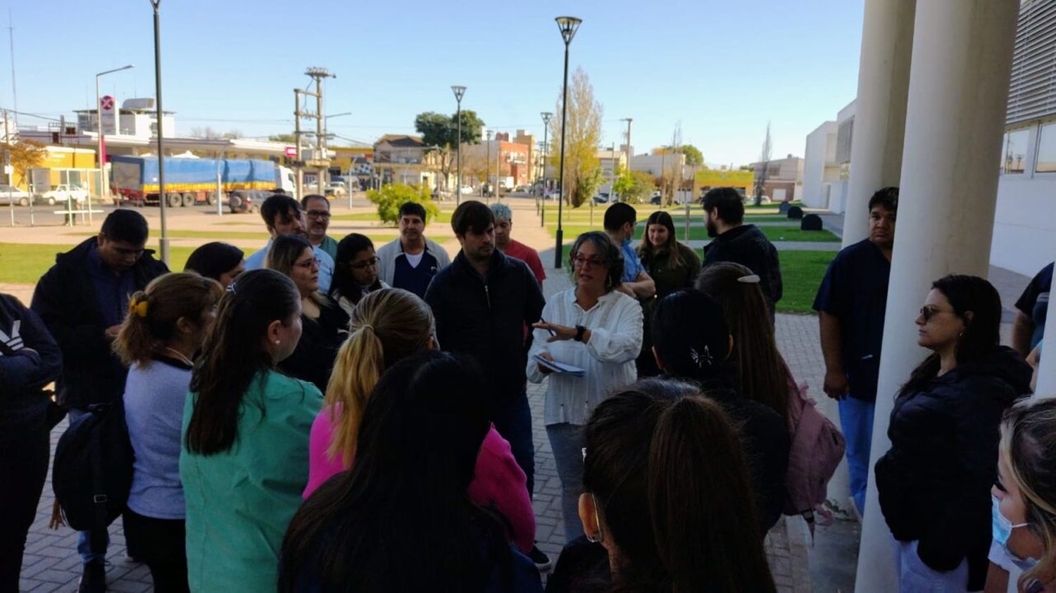 Protesta de trabajadores del Hospital “Gutiérrez” por demoras en los pagos