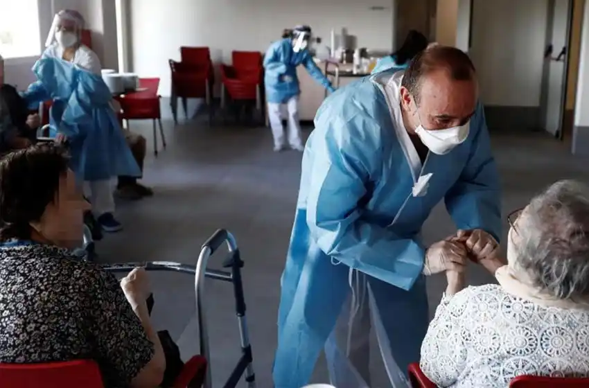 Proponen realizar testeos periódicos de coronavirus al personal que trabaja en geriátricos