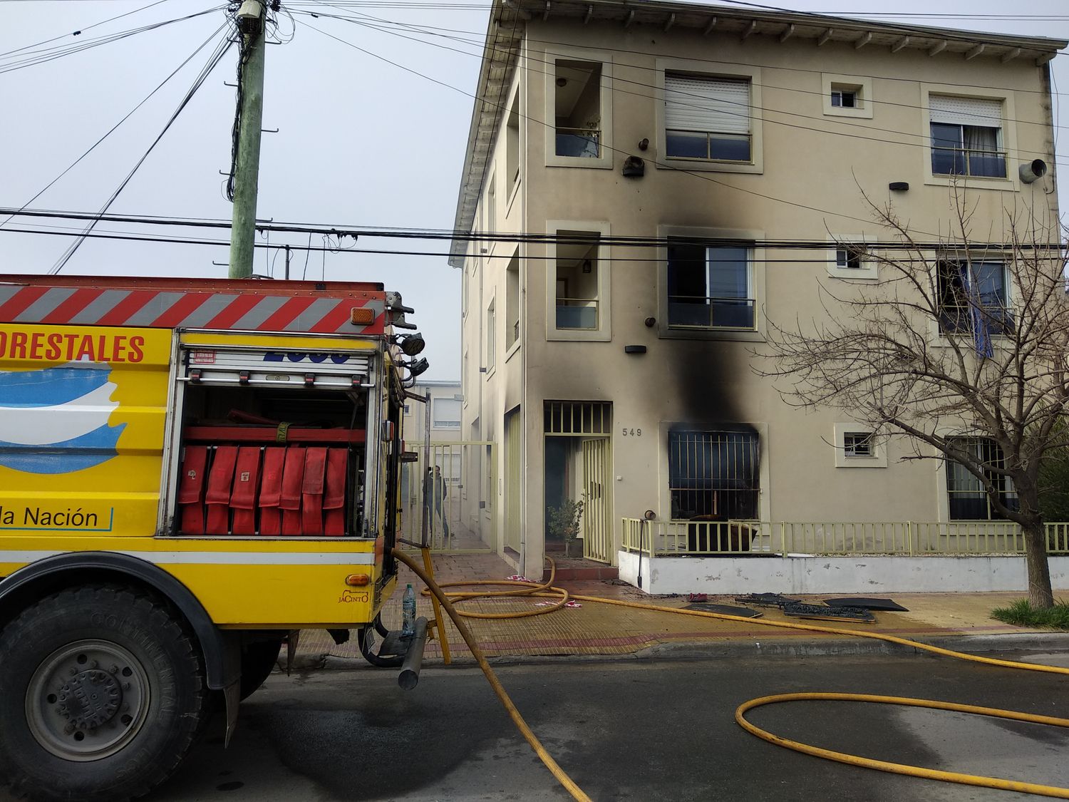 Incendio con importantes daños materiales en departamento de Uriburu al 500