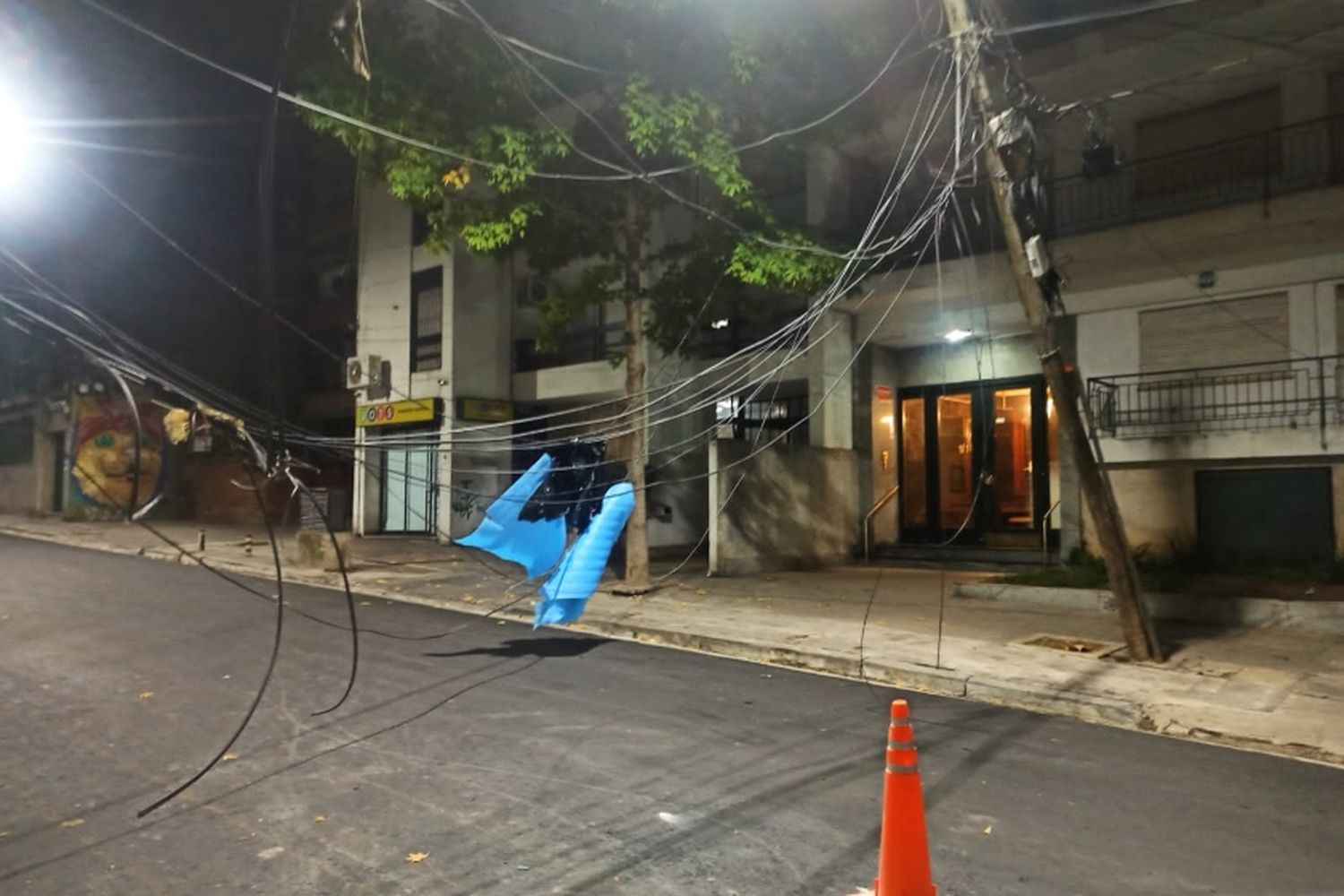 Un camión enganchó cables del microcentro y dejó una columna al borde de ceder