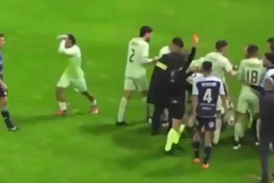 Video: escándalo con piñas, lesiones y expulsados en el partido de Atlético de Rafaela