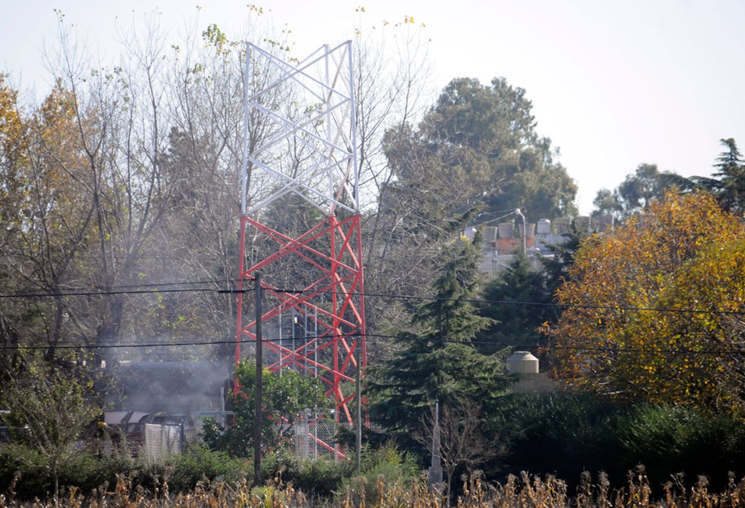 Detectaron la construcción clandestina de una  antena de telefonía móvil a metros del Procrear