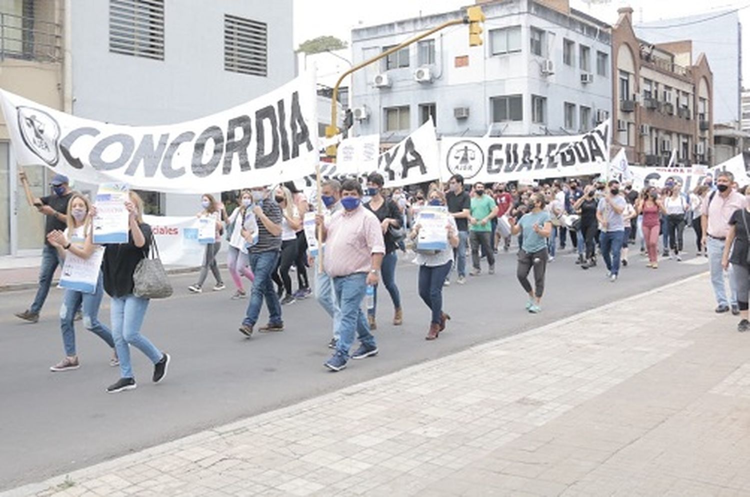 Con una contundente marcha, trabajadores judiciales