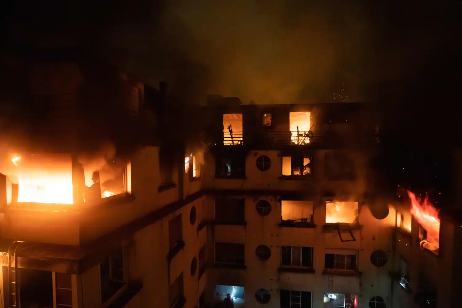 Diez muertos en un incendio en un amplio edificio de París