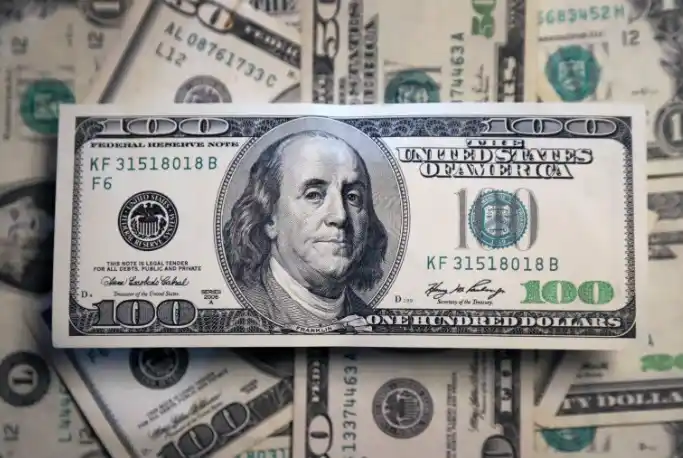El dólar blue subió a $865 y cerró en $843