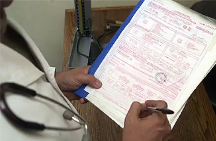 Cayó una banda que falsificaba licencias médicas