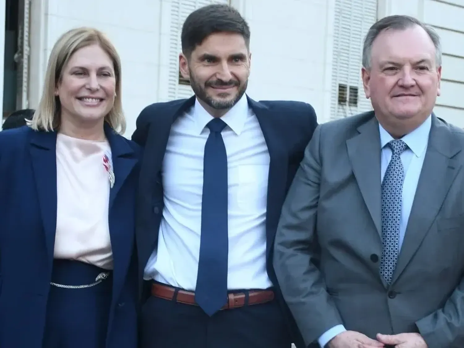 El gobernador Pullaro y el senador Michlig (presidente de la UCR provincial) junto a la vicegobernadora Scaglia (presidenta del PRO provincial). Crédito. Manuel Fabatía