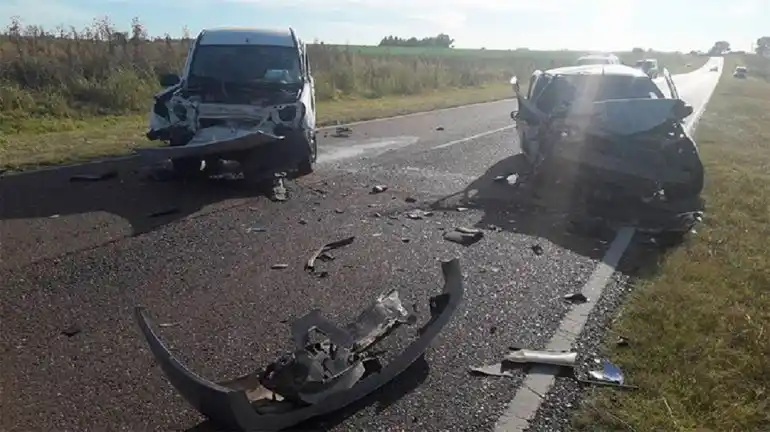 Cuatro personas graves tras un choque frontal entre dos autos