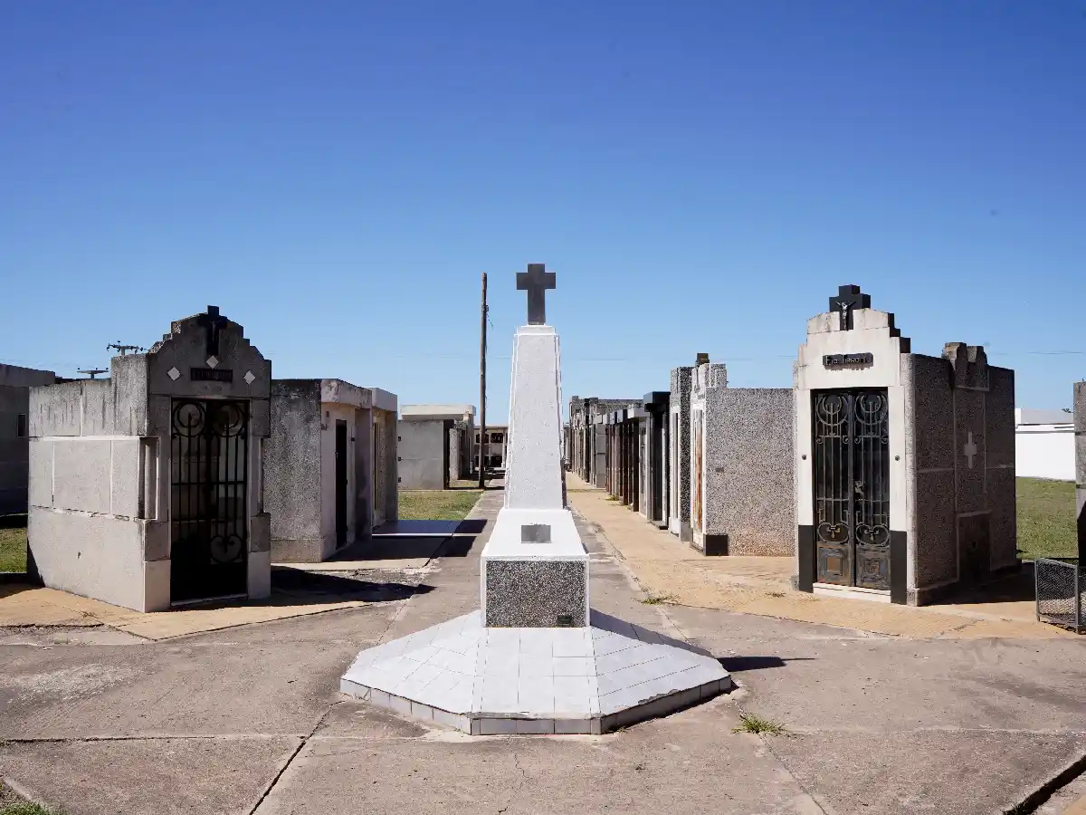 Vandalismo y robos sin límites en el cementerio  de Plaza San Francisco 