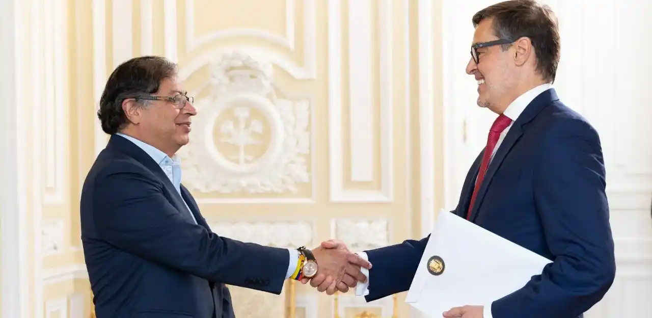 ¡SE INSTALA EL EMBAJADOR DE MADURO! Félix Plasencia entrega credenciales a Petro