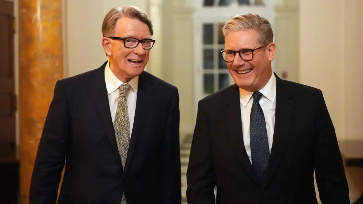 Keir Starmer destituyó a Peter Mandelson como embajador británico en Estados Unidos en septiembre de 2025, pero ha tenido que hacer frente a duras críticas por su decisión de nombrar a este veterano político laborista. (Carl Court/Getty Images)