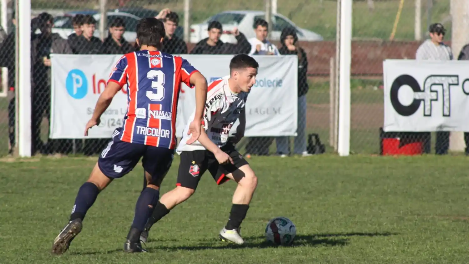 FOTO FACUNDO LÓPEZ Valle controla la pelota ante la marca de Panzardi.