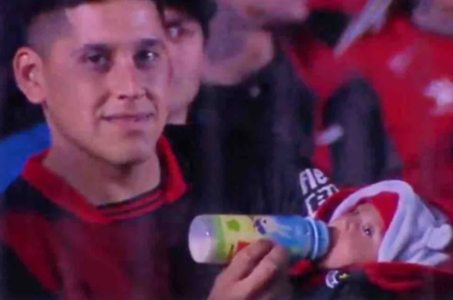 Alimentó a su hijo de dos meses en la tribuna popular del estadio.