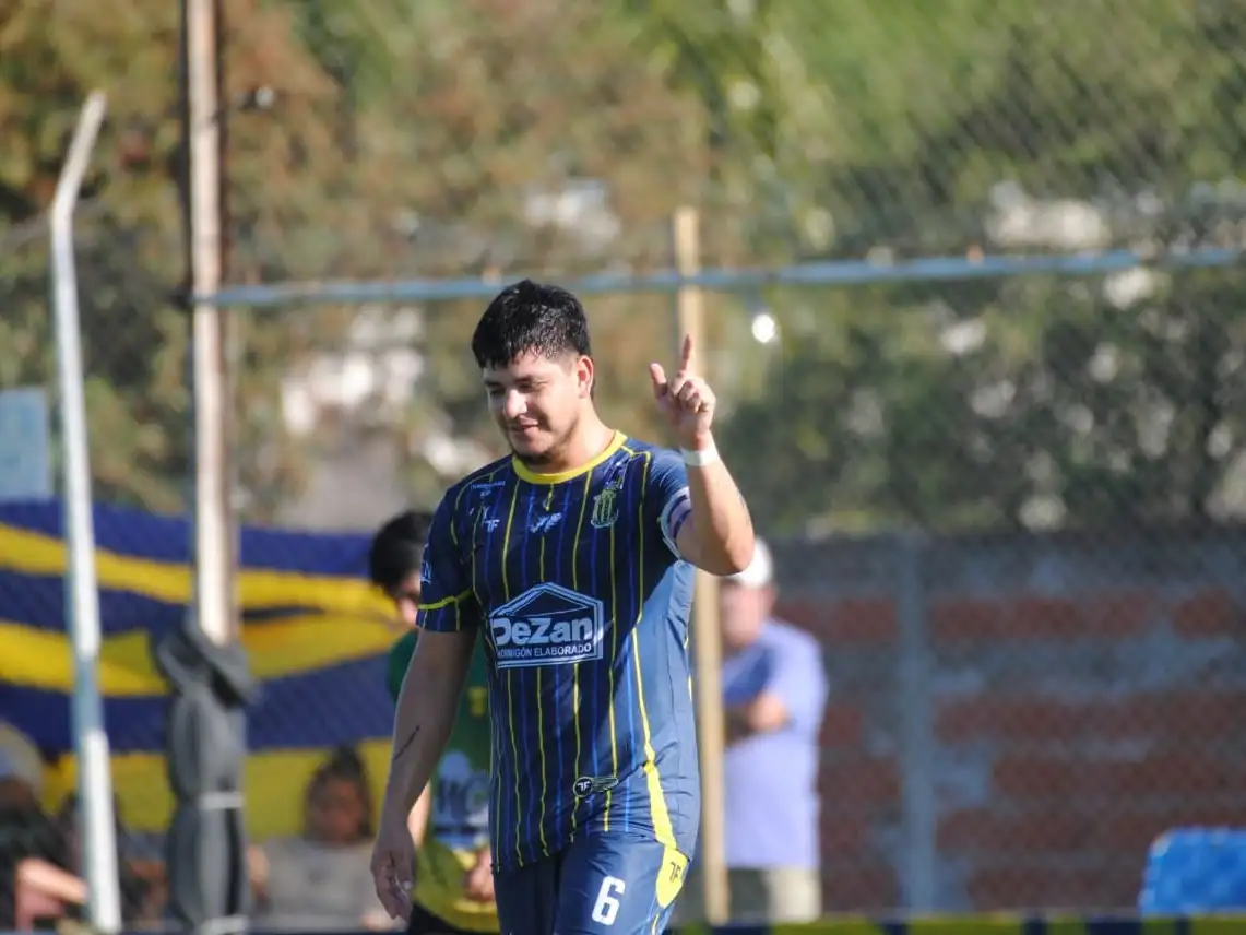 Gastón Quintero anota el 2-0 parcial de Juventud Urdinarrain sobre Unión del Suburbio. Crédito: Diego Moreno - Fotos Dieguito.