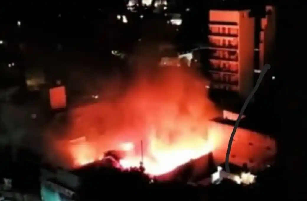 Voraz incendio en un supermercado chino de Villa Urquiza