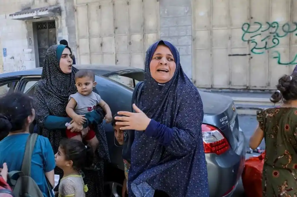 Palestinos huyen de la Franja de Gaza