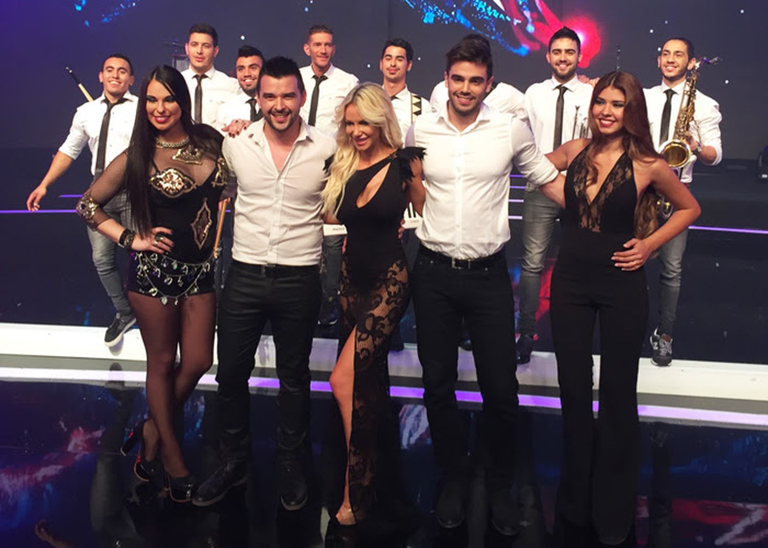 Luciana Salazar canta cumbia pop
