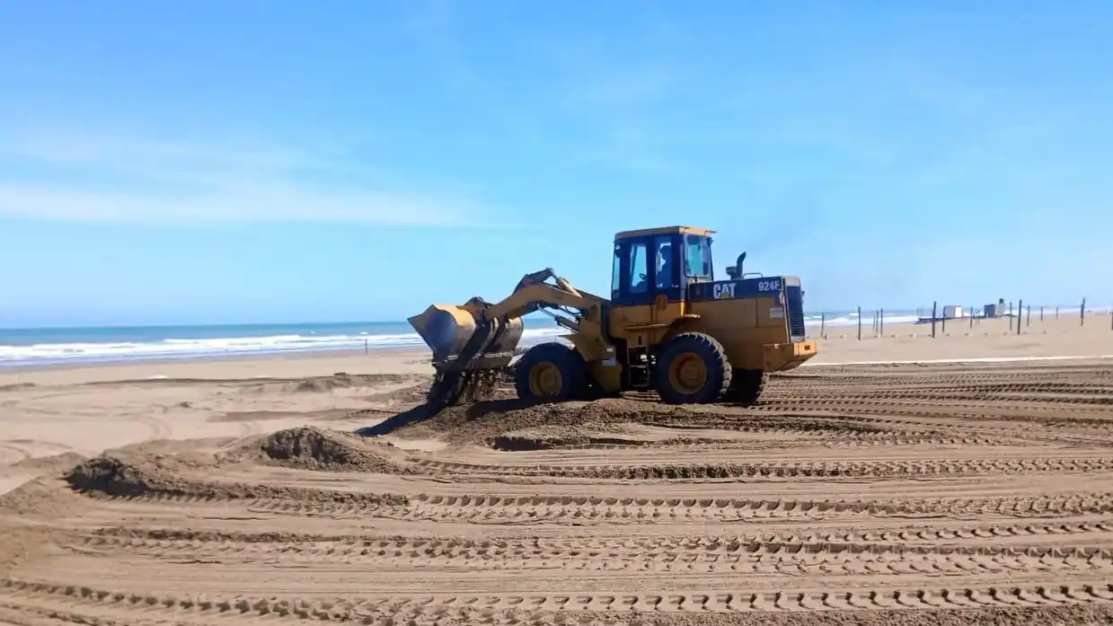 Nivelación. En la arena para posibilitar la instalación de sombrillas y carpas