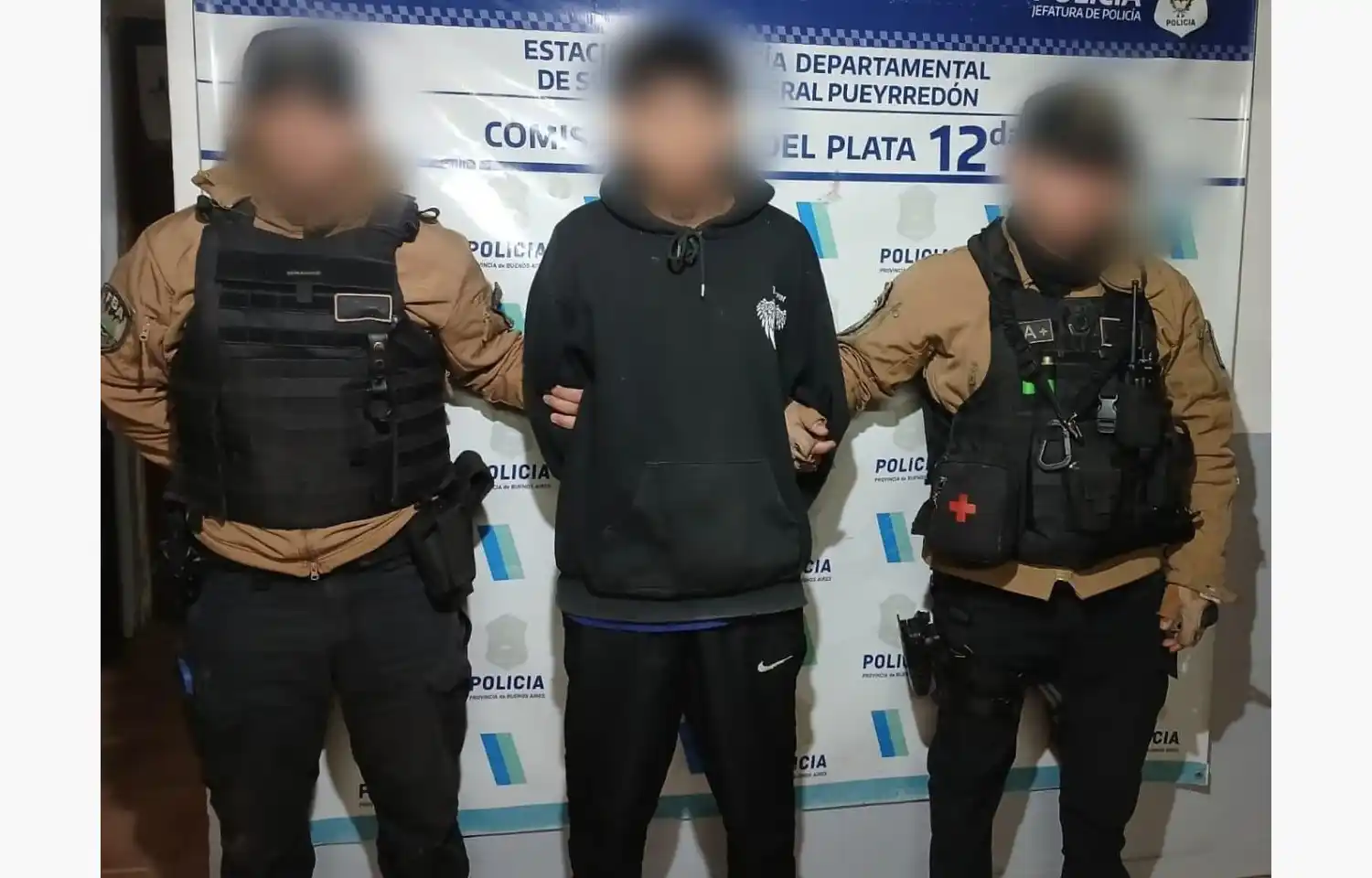 Los agentes encontraron en su cintura un arma de fuego calibre.22 corta, color negra, marca R-RAT, con una munición intacta en la recámara.