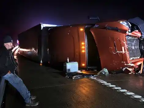 Arkansas confirma tres fallecidos y 29 heridos tras el paso de tormentas extremas.