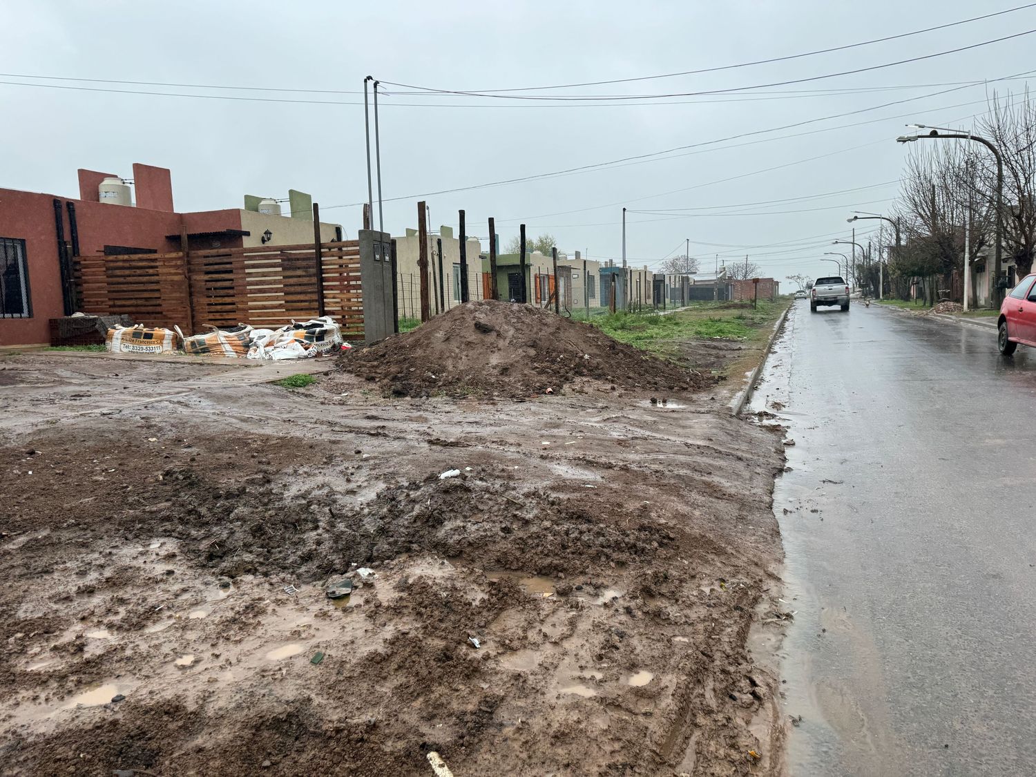 Los días de lluvia representan un calvario por la falta de acceso y de calles internas que jamás fueron construídas pese a que ALFA logró certificar un 96% de la obra. Foto: La Opinión.