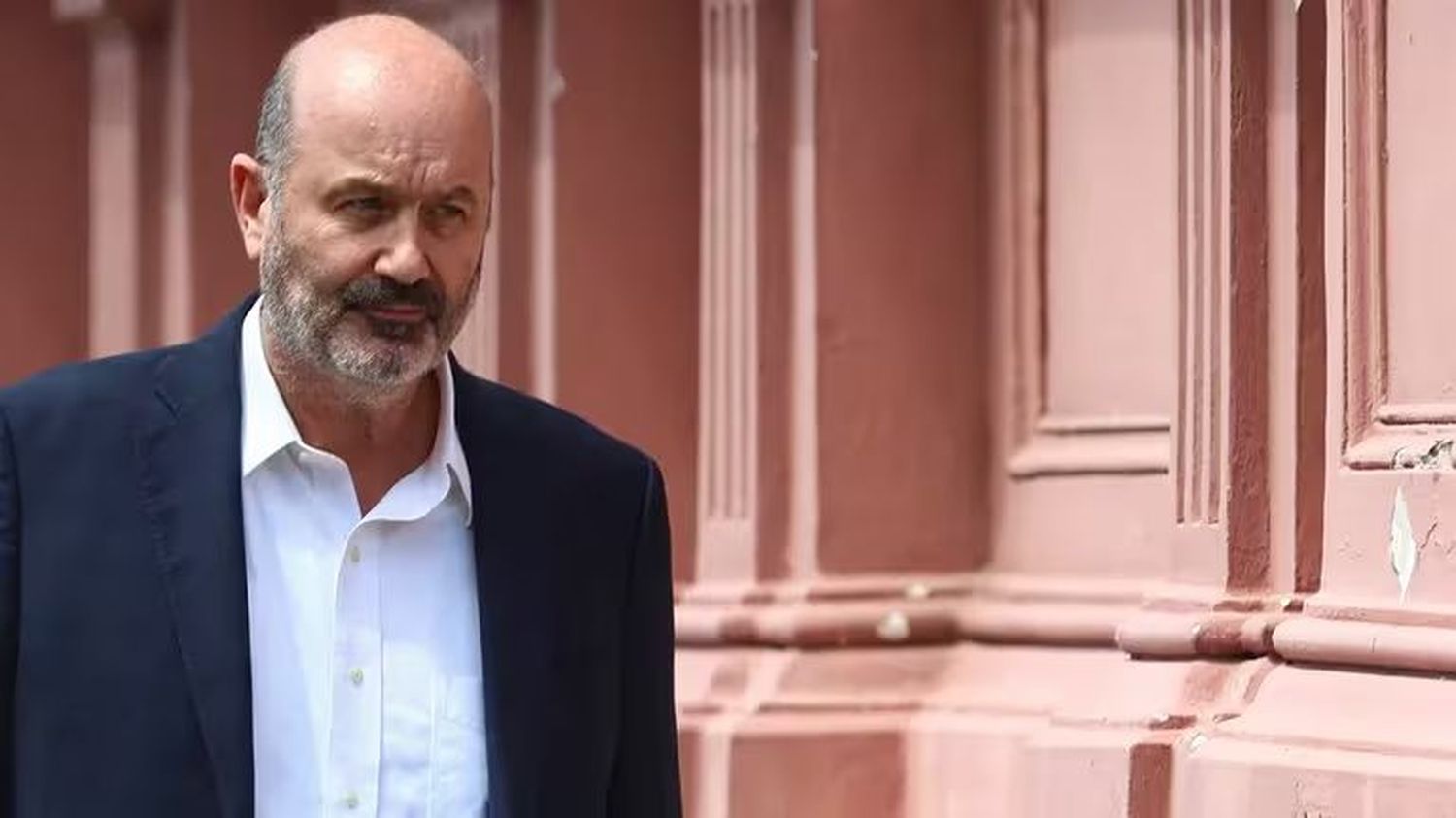 Federico Sturzenegger saliendo de la Casa Rosada.