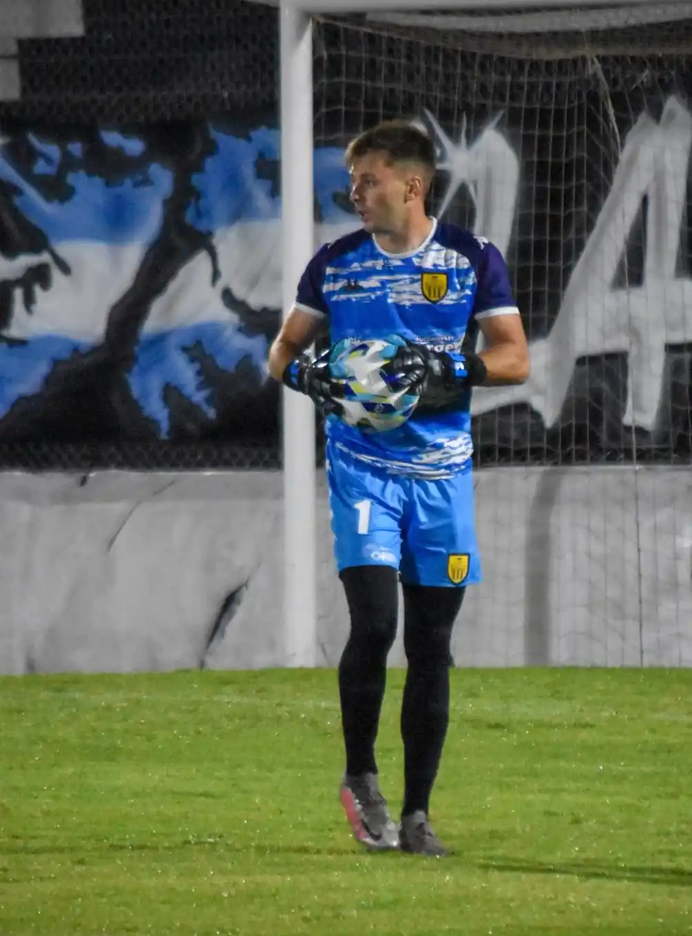 FOTO PRENSA SANTAMARINA Mazza, en el partido con Liniers.