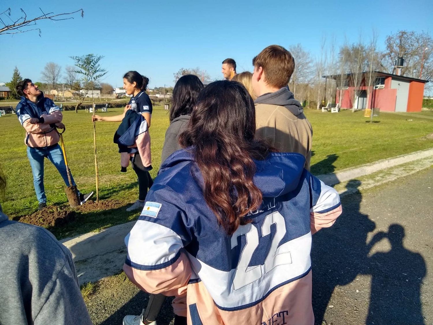 Alumnos plantan árboles en el Paseo del Estudiante