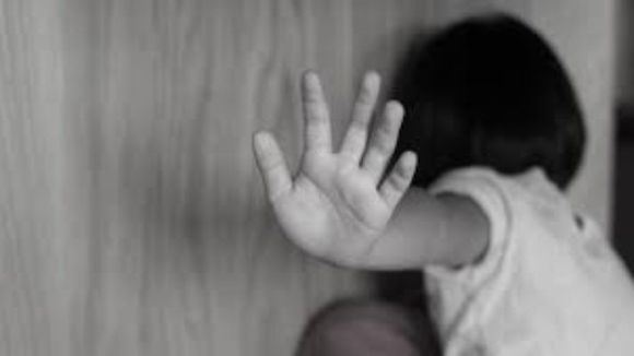 HASTA DEBAJO DE LAS PIEDRAS: buscan a profesor en Colombia que abusó sexualmente de al menos nueve niñas