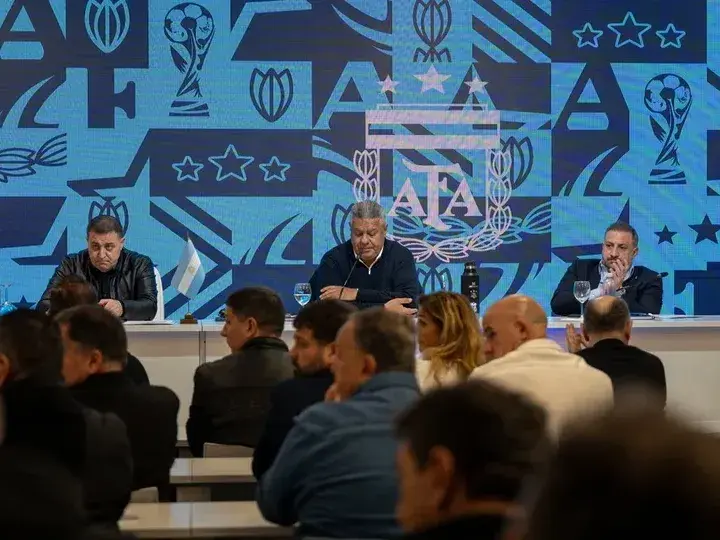 Los dirigentes del fútbol argentino celebraron este jueves una Asamblea de la Liga Profesional (LPF) para definir el formato de los torneos de 2027 y 2028.. Foto:AFA