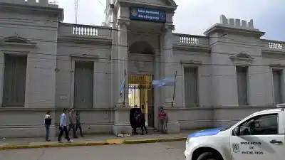 Oficial de policía agredido y otros hechos
