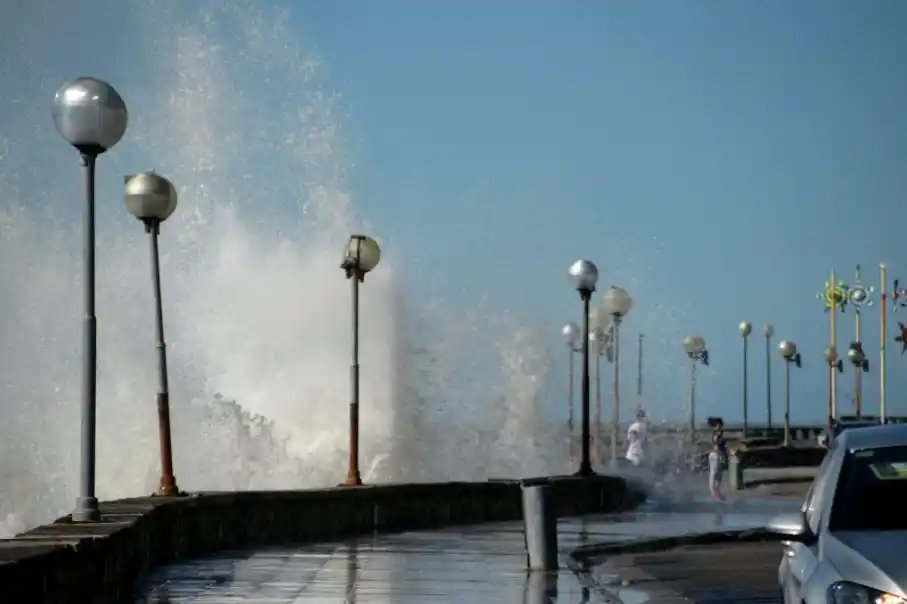 Olas gigantes en Mar del Plata