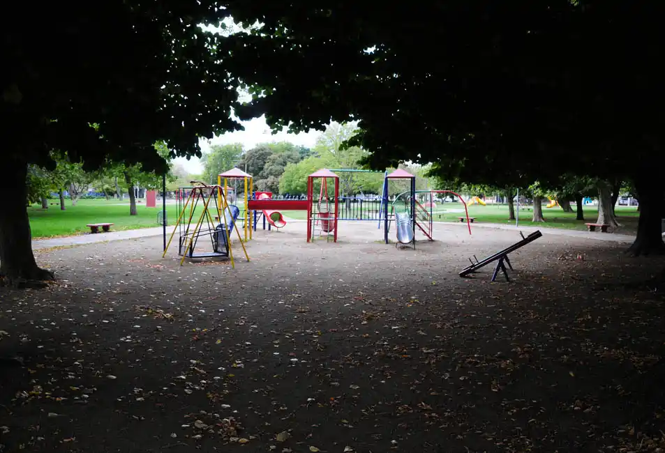¿Se puede ir con los chicos a la plaza en las salidas recreativas?