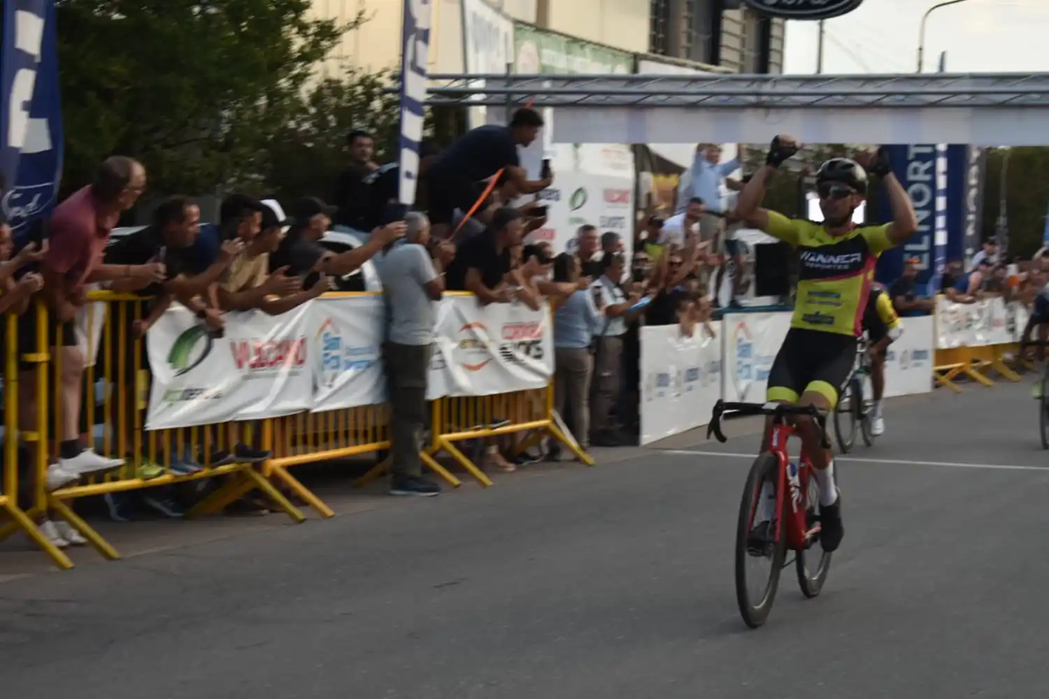 La llegada triunfal de Maximiliano Almada