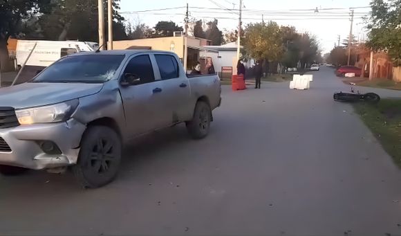 Dos jóvenes hospitalizados tras chocar en moto con una camioneta que conducía el director del Corralón municipal