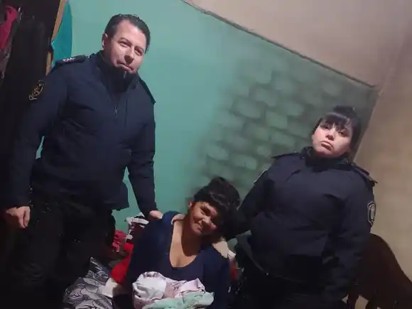 Policías de Merlo se convirtieron en "médicos por un día" y ayudaron a un parto en casa: el bebé nació sano y salvo