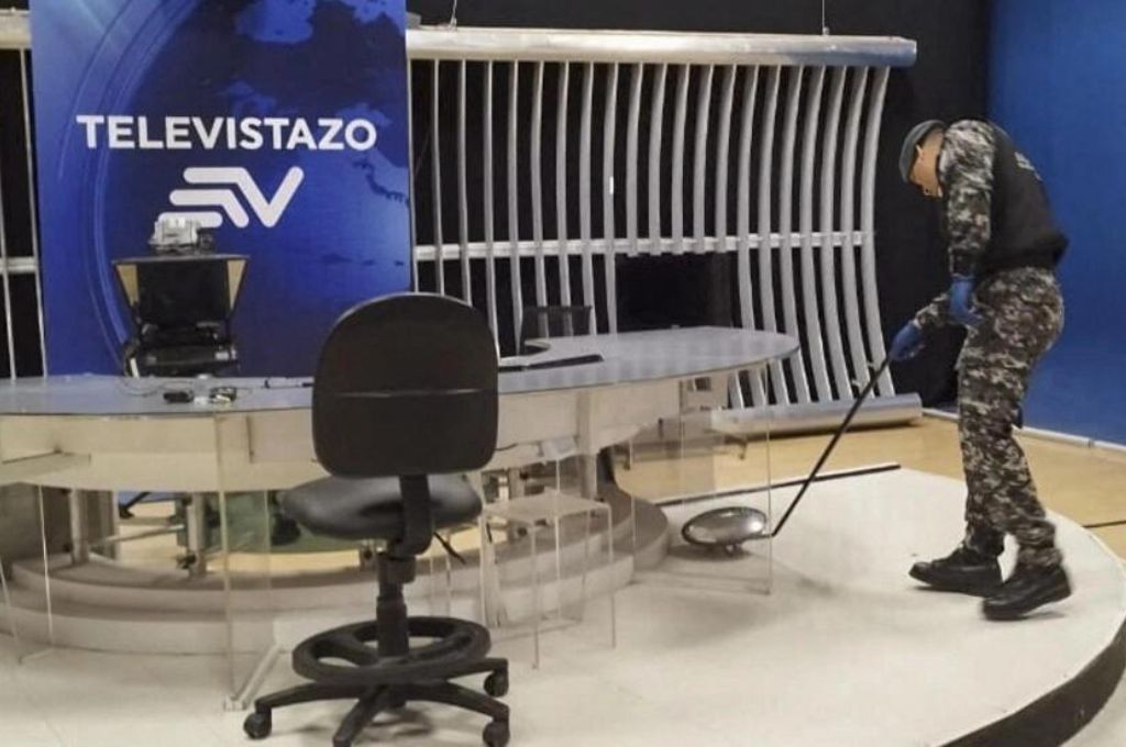 Ecuador: al menos cinco periodistas recibieron sobres con pendrives cargados con explosivos