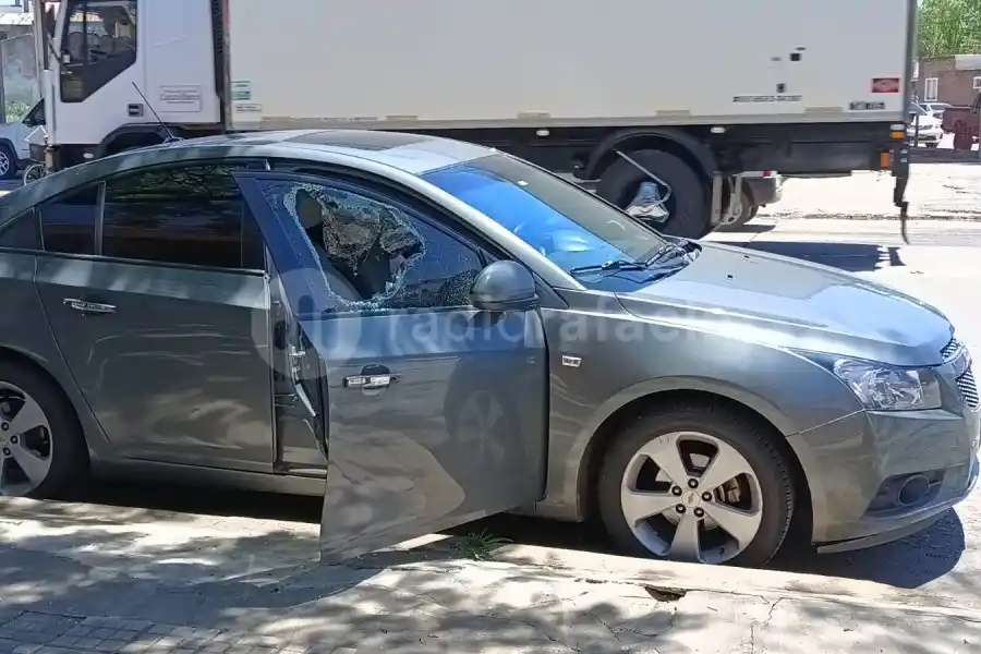 En pocos minutos y a pocos metros, reventaron la ventanilla de dos autos